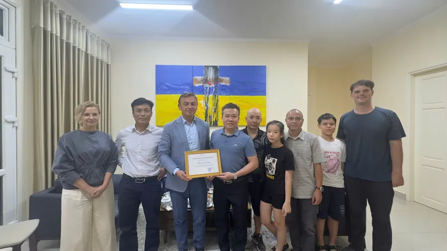 Thành viên #UkraineTrueFriend cùng anh chị Đại sứ Gaman với Certificate of Appreciation