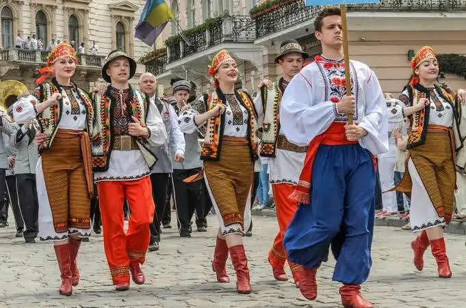 Đoàn diễu hành trong trang phục truyền thống Ukraina